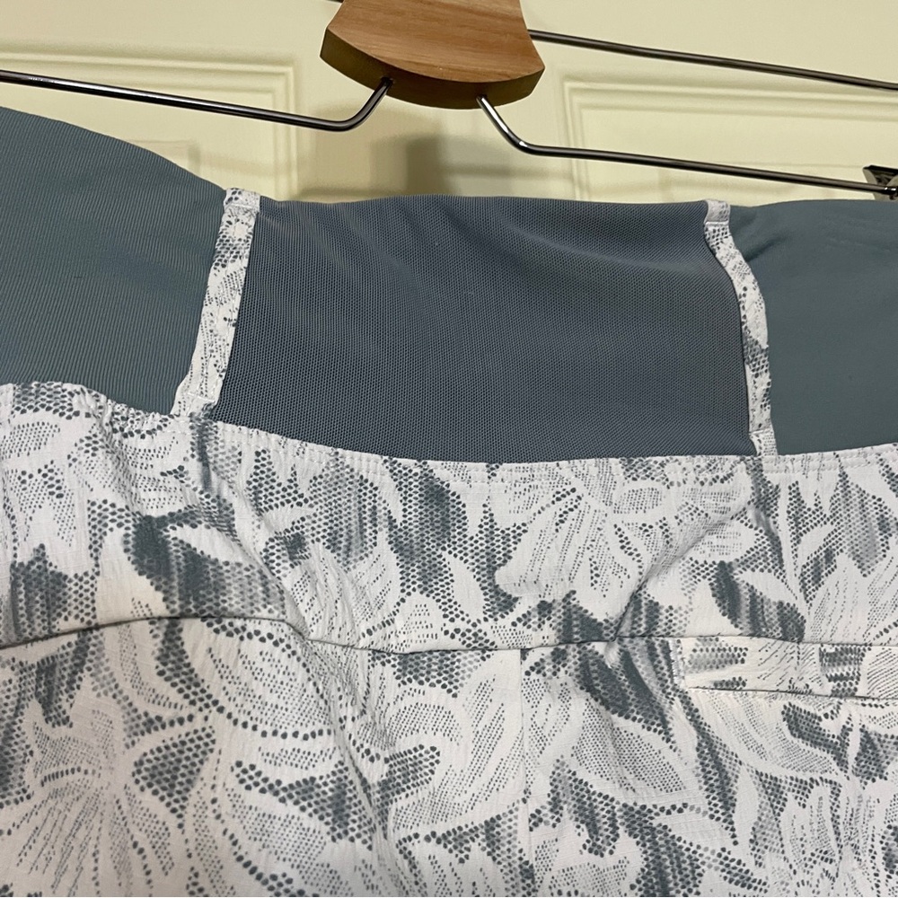 Athleta Trekkie North Short Ethereal Bloom Magnolia White Floral Boho Size 2 - Picture 11 of 15